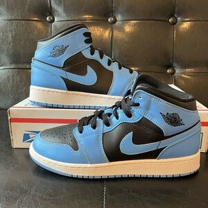 Jordan 1 Mid GS‎ ‘University Blue Black’